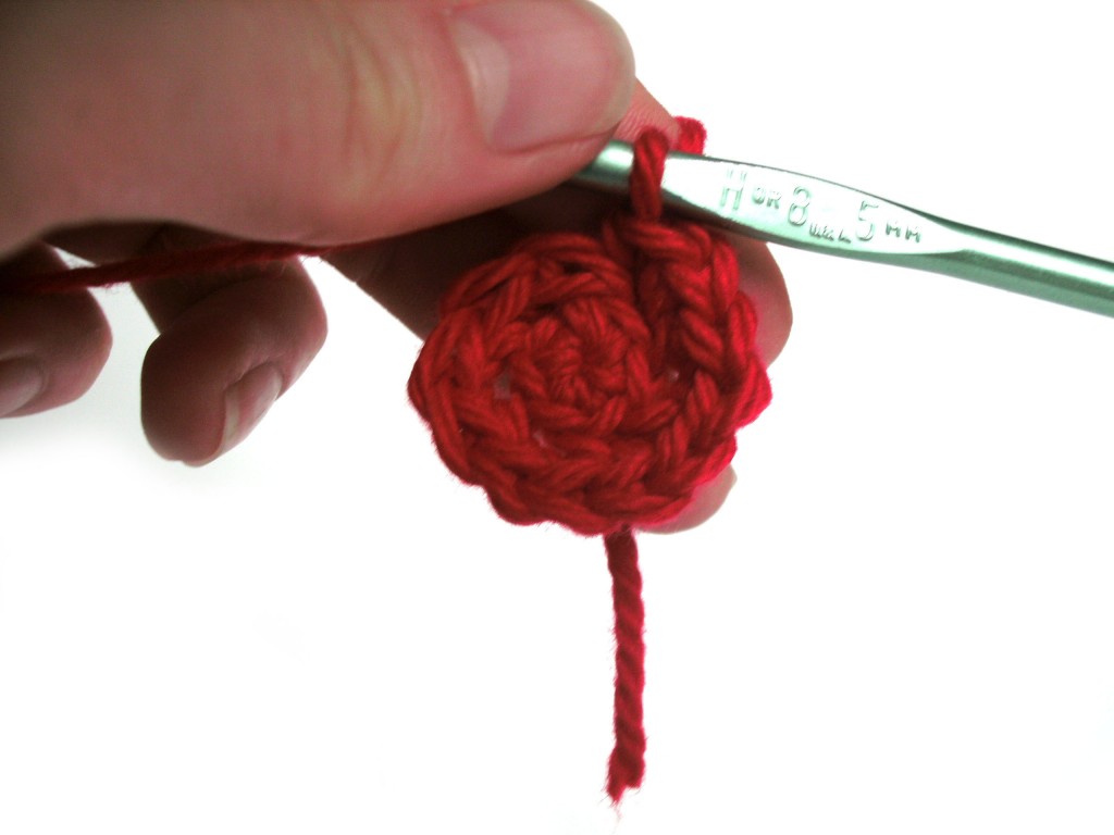 Crocheting in the round - starting a circle.