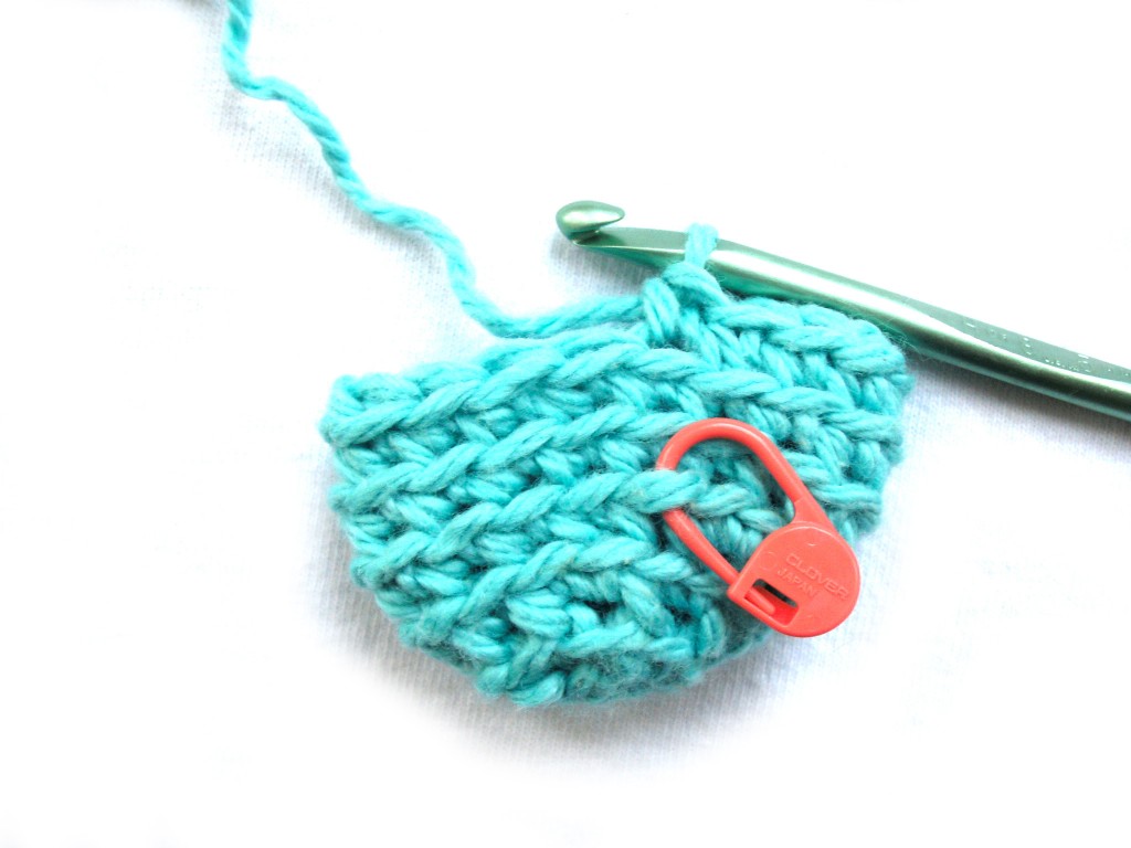 Using a locking stitch marker for counting rounds