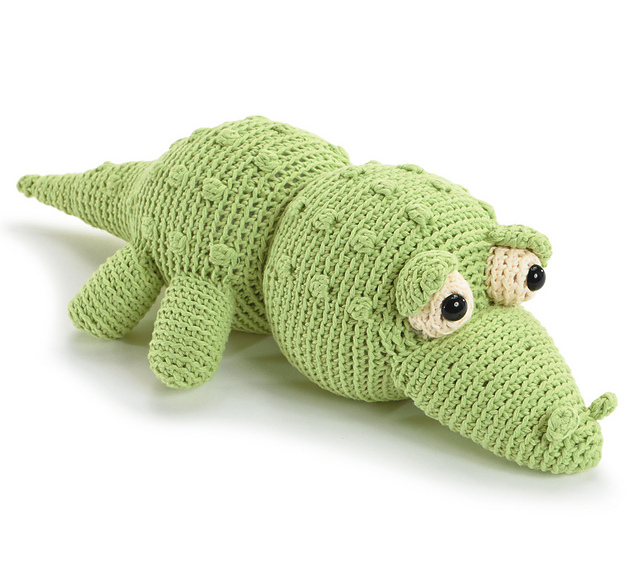 crochet alligator with bobble stitch bumps on his back