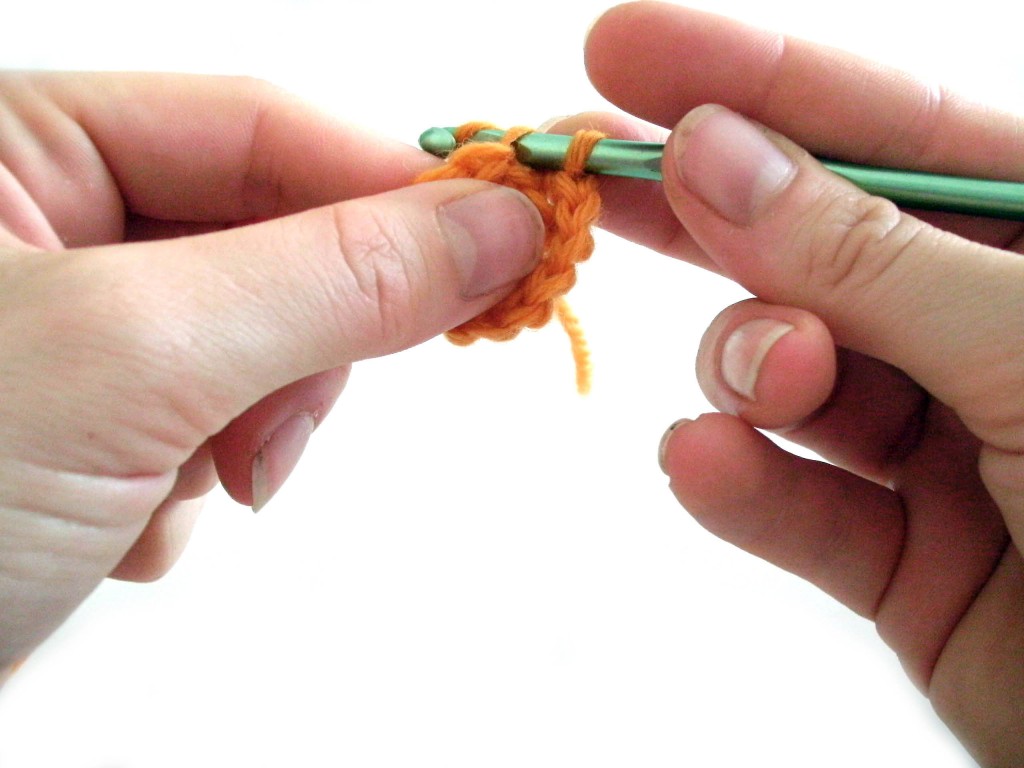 crocheting holding hook like a pencil